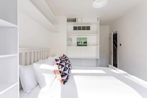 Basic Apartment, Multiple Beds - Three Bedroom Kensington Flat (London)