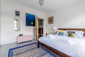 Casa básica, várias camas | 2 quartos, escrivaninha, espaço de trabalho para notebook