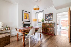 Maison, plusieurs lits | Restauration