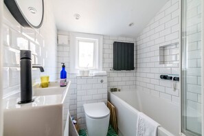 Bathroom - Ealing's Cozy Garden Retreat (London)