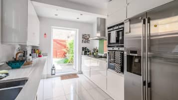 Basic House, Multiple Beds | Private kitchen | Fridge, microwave, oven, stovetop