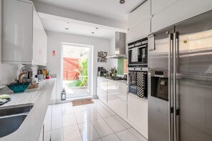 Casa Basic, letti multipli | Cucina privata | Frigorifero, microonde, forno, piano cottura