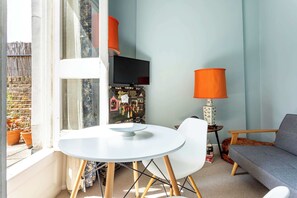 Basic Apartment, Multiple Beds | Dining - Cosy North Kensington Flat (London)