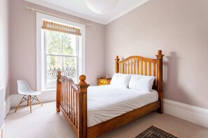 2 bedrooms, desk, laptop workspace, iron/ironing board - Cosy North Kensington Flat (London)