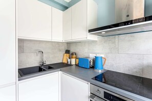 Apartamento básico, várias camas | Cozinha privada | Geladeira, micro-ondas, fogão, chaleira elétrica