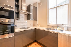 Basic Apartment, 1 Double Bed | Private kitchen