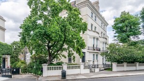 Unclassified image, 5 of 24, button - Canal Crescent Charm Flat With Stunning Views, Little Venice (London)