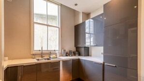 Unclassified image, 2 of 24, button - Canal Crescent Charm Flat With Stunning Views, Little Venice (London)