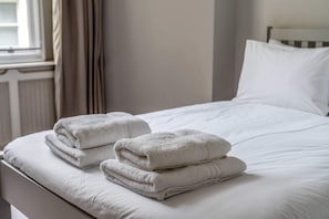 Basic-Apartment, 1 Doppelbett | 1 Schlafzimmer, Schreibtisch, laptopgeeigneter Arbeitsplatz