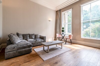 Canal Crescent Charm Flat With Stunning Views, Little Venice