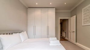 Unclassified image, 4 of 24, button - Canal Crescent Charm Flat With Stunning Views, Little Venice (London)
