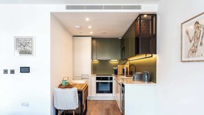 Basic Apartment, 1 King Bed | Private kitchen - Modern Chelsea Apartment (London)