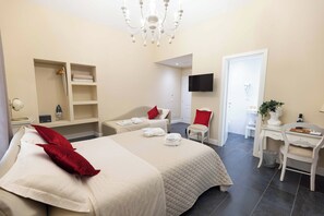 Deluxe Triple Room - Domus Deorum (Naples)