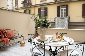 Deluxe Double Room | Terrace/patio - Domus Deorum (Naples)