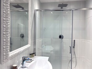 Deluxe Triple Room | Bathroom | Shower, free toiletries, hair dryer, bathrobes - Domus Deorum (Naples)