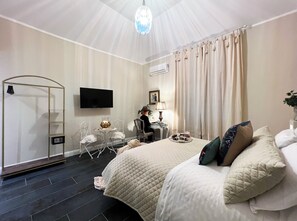 Deluxe Double Room | Minibar, in-room safe, desk, blackout drapes - Domus Deorum (Naples)