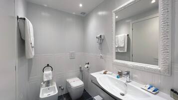 Deluxe Triple Room | Bathroom | Shower, free toiletries, hair dryer, bathrobes