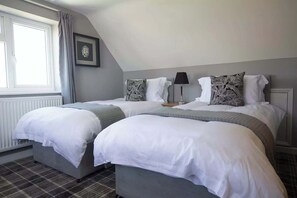 4 habitaciones, tabla de planchar con plancha, wifi y ropa de cama