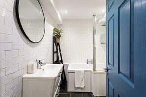 Basic Apartment, Multiple Beds | Bathroom | Towels, soap, shampoo, toilet paper - Charming Garden Flat (London)