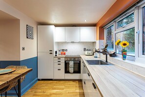 Basic Apartment, Multiple Beds | Private kitchen