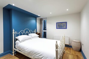Basic Apartment, Multiple Beds | 3 bedrooms, desk, laptop workspace, bed sheets - Charming Garden Flat (London)