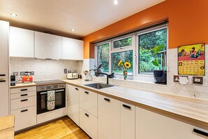 Leilighet – basic, flere senger | Eget kjøkken | Kjøleskap, ovn, kokeplater og oppvaskmaskin