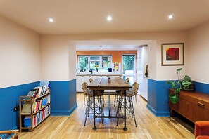 Eenvoudig appartement, meerdere bedden | Dineren