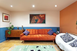 Basic Apartment, Multiple Beds | Living area - Charming Garden Flat (London)