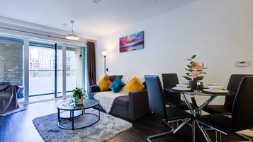 Leilighet – basic, 1 dobbeltseng | Oppholdsområde | TV