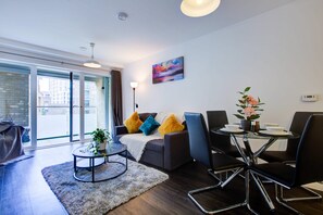 Leilighet – basic, 1 dobbeltseng | Oppholdsområde | TV