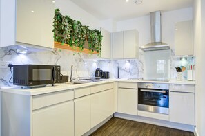 Basic Apartment, 1 Double Bed | Private kitchen