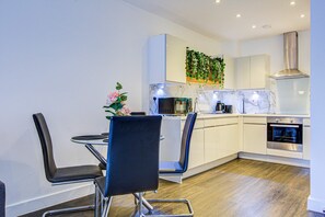 Basic Apartment, 1 Double Bed | Private kitchen | Fridge, microwave, oven, stovetop - Modern Greenwich Flat With Parking (London)