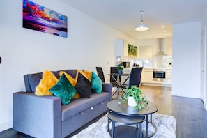 Apartamento básico, 1 cama de casal | Área de estar | TV