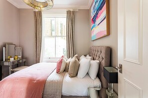 Basic Apartment, 1 Double Bed | 1 bedroom, desk, laptop workspace, bed sheets - Stylish Portobello Apartment (London)