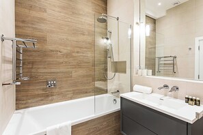 Basic Apartment, Multiple Beds | Bathroom