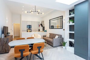 Basic Apartment, Multiple Beds | Living area