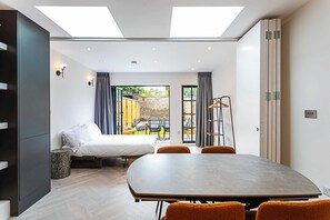 Basic-Apartment, Mehrere Betten | 2 Schlafzimmer, laptopgeeigneter Arbeitsplatz, Bügeleisen/Bügelbrett