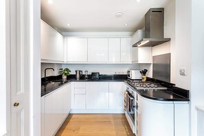 Apartamento básico, várias camas | Cozinha privada | Geladeira, micro-ondas, fogão, cooktop