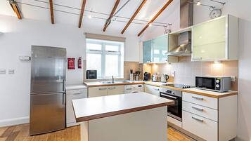 Eenvoudig huis, 2 tweepersoonsbedden | Privékeuken | Een koelkast, een magnetron, een oven, een kookplaat