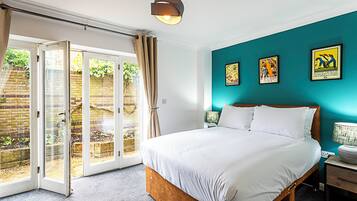 Eenvoudig huis, 2 tweepersoonsbedden | 2 slaapkamers, een bureau, een laptopwerkplek