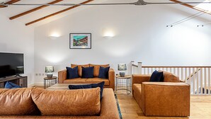 Basic-Haus, 2 Doppelbetten | Wohnbereich | Fernseher