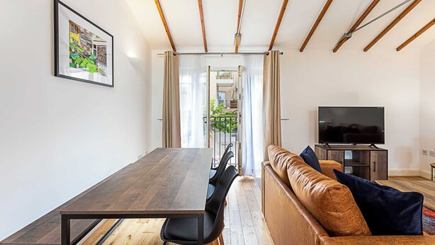 Basic-Haus, 2 Doppelbetten | Wohnbereich | Fernseher