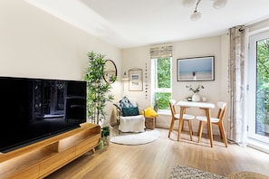 Leilighet – basic, 1 dobbeltseng med sovesofa | Oppholdsområde | TV