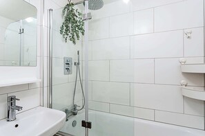 Leilighet – basic, 1 dobbeltseng med sovesofa | Bad | Hårføner, såpe, sjampo og toalettpapir