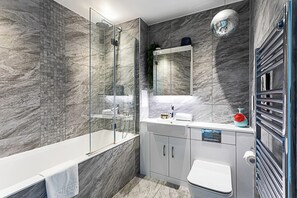 Appartamento Basic, 1 letto queen | Bagno | Asciugacapelli, sapone, shampoo, carta igienica
