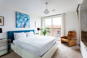 Appartamento Basic, 1 letto queen | 1 camera, una scrivania, postazione laptop, ferro/asse da stiro