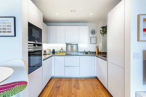 Apartamento básico, 1 cama Queen | Cozinha privada | Geladeira, micro-ondas, fogão, cooktop