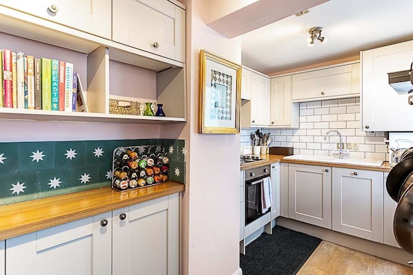 Apartment | Private kitchen - Cottage Style Three Bedroom House (London)