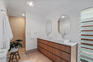 Combined shower/tub, hair dryer, towels