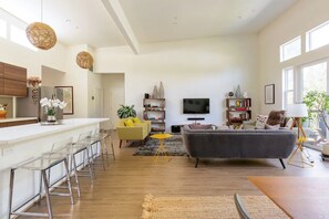 TV, DVD-spiller og bøker